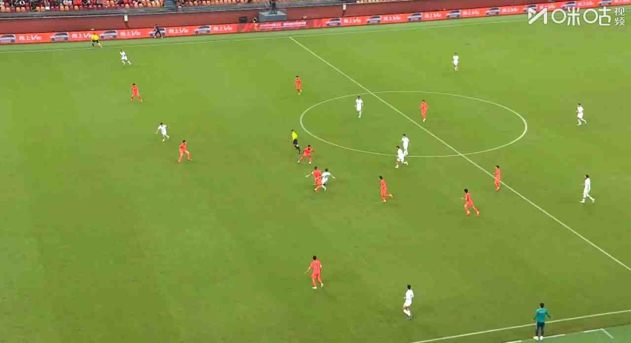 国足0-2落后！巴勒斯坦一脚直塞打穿后防单刀破门 国足6分钟丢2球
